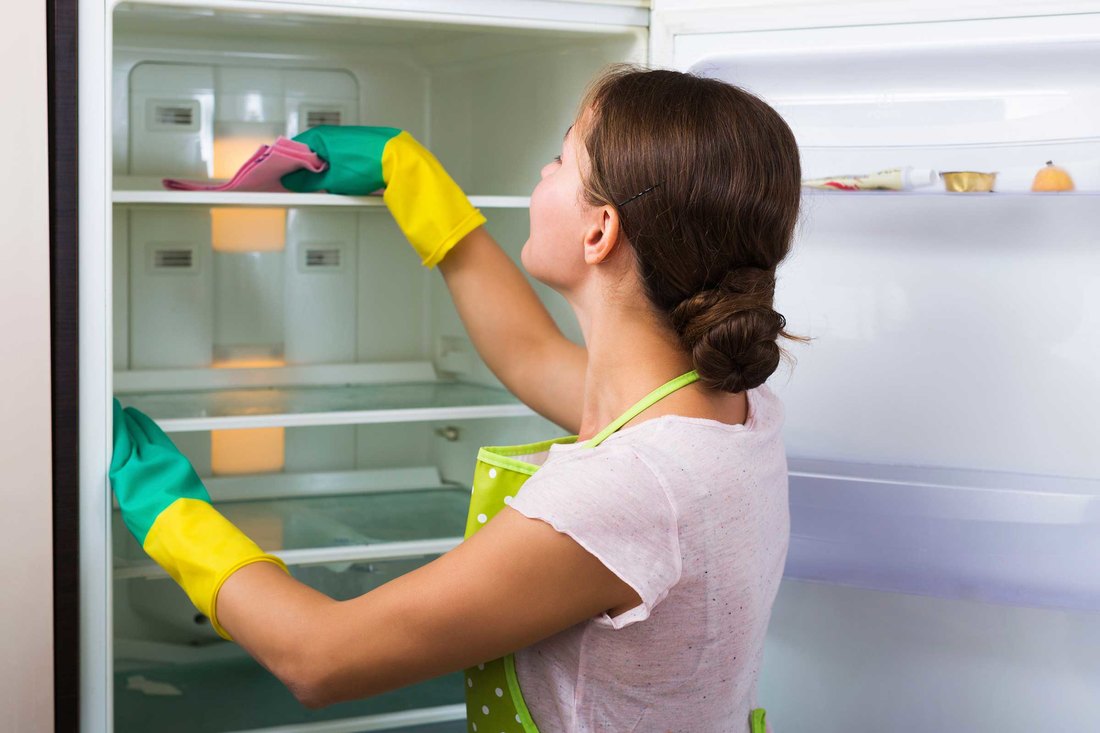 Φοιτητικό σπίτι: Με αυτό το βίντεο θα μάθεις να καθαρίζεις το ψυγείο σε χρόνο «ντετέ»